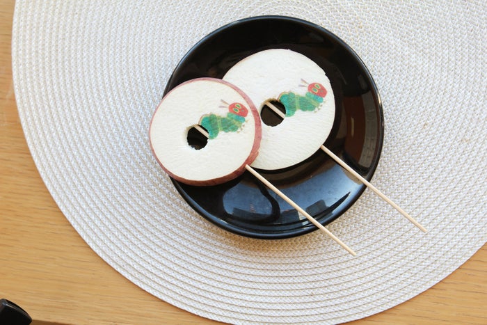 はらぺこあおむしのりんご飴540円（税込）／画像提供：シダックス株式会社