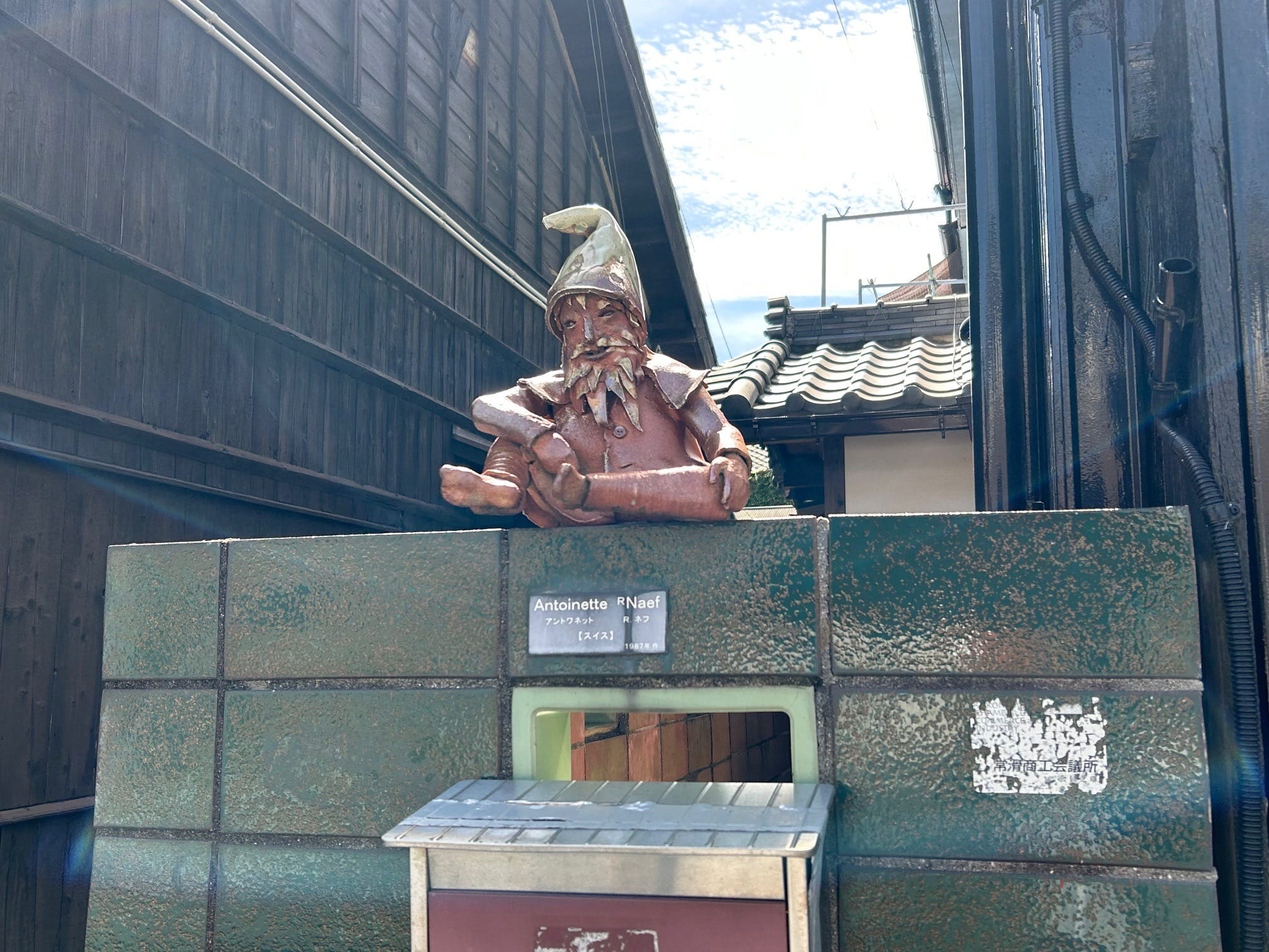 民家の郵便受けの上にも陶器の作品が