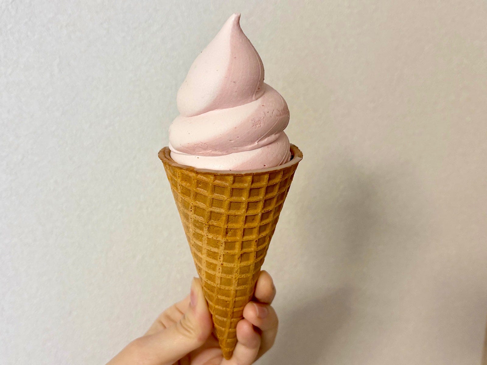 いちごアイスにいちごミルクアイスが重なった2種類のアイスミルクです 