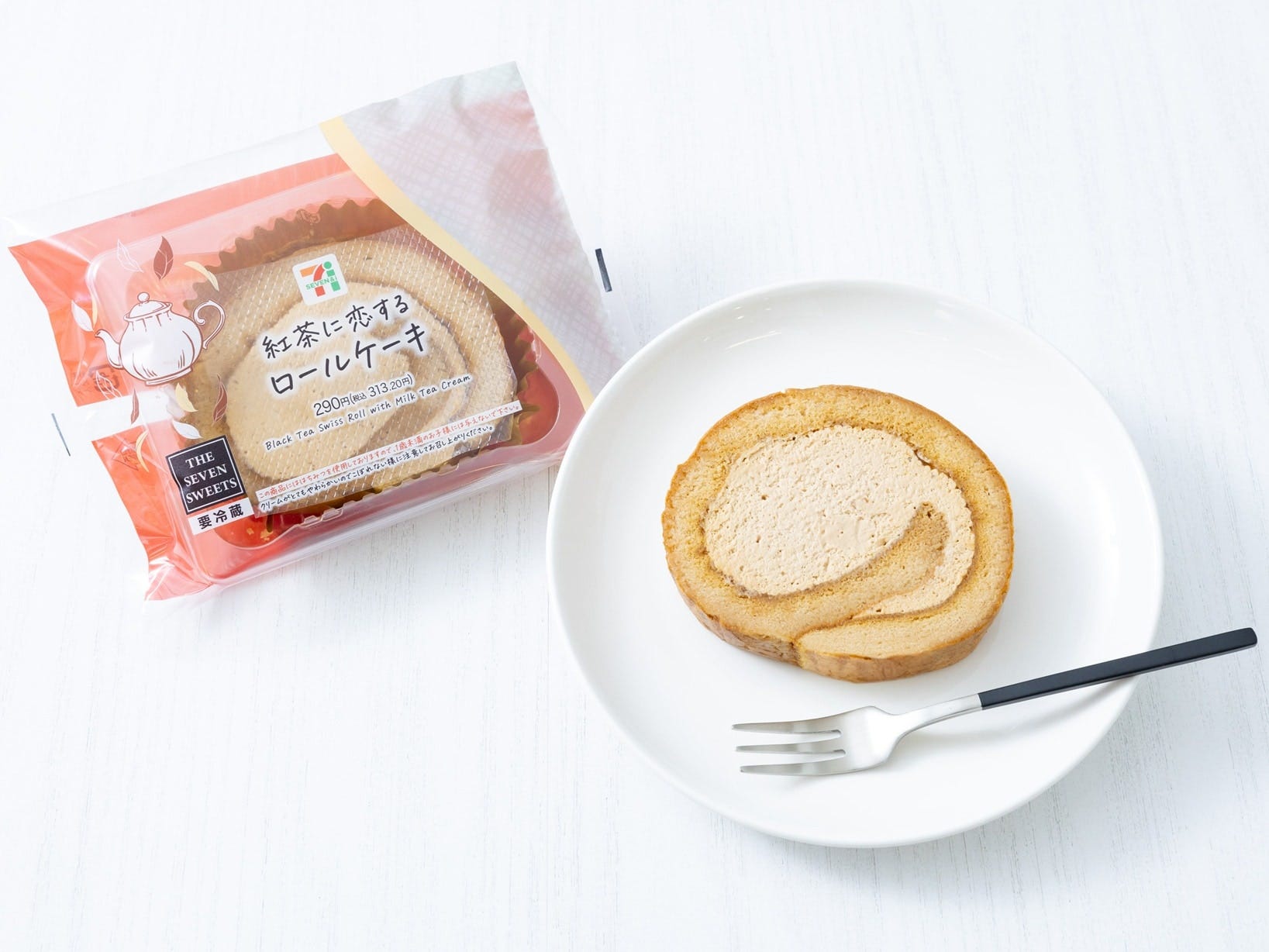 第1弾に登場した「紅茶に恋するロールケーキ」（現在は販売終了） ※画像：セブン-イレブン提供