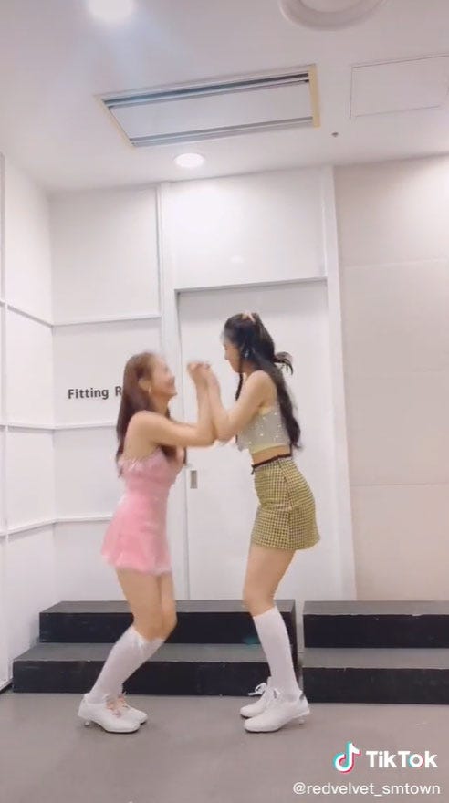 イェリ、ジョイ/Red Velvet TikTokより