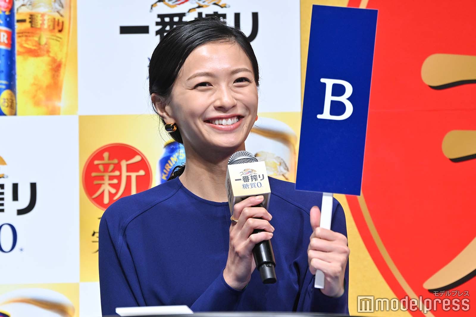 笑顔で回答する榮倉奈々 （C）モデルプレス