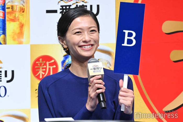 笑顔で回答する榮倉奈々 (C)モデルプレス