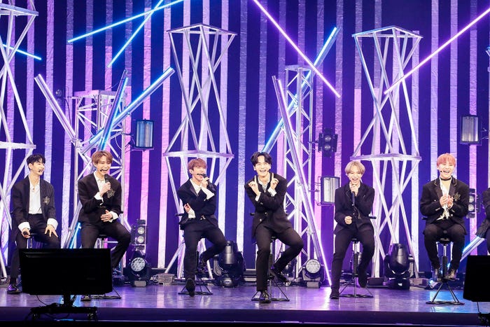 ぺこぱのシュウペイポーズをとる豆原一成/JO1「The STAR」ショーケースイベント(C)LAPONE ENTERTAINMENT