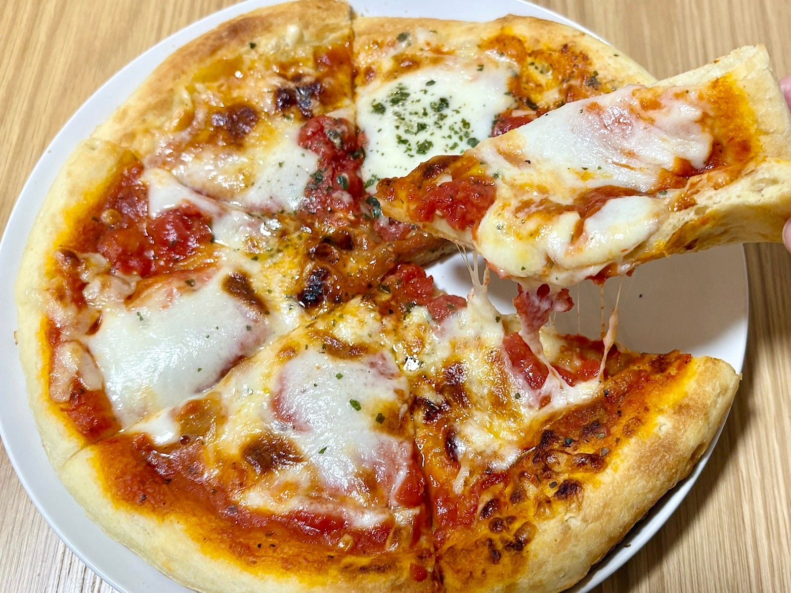 あふれるほどの、とろ～りとしたチーズが口いっぱいに広がります