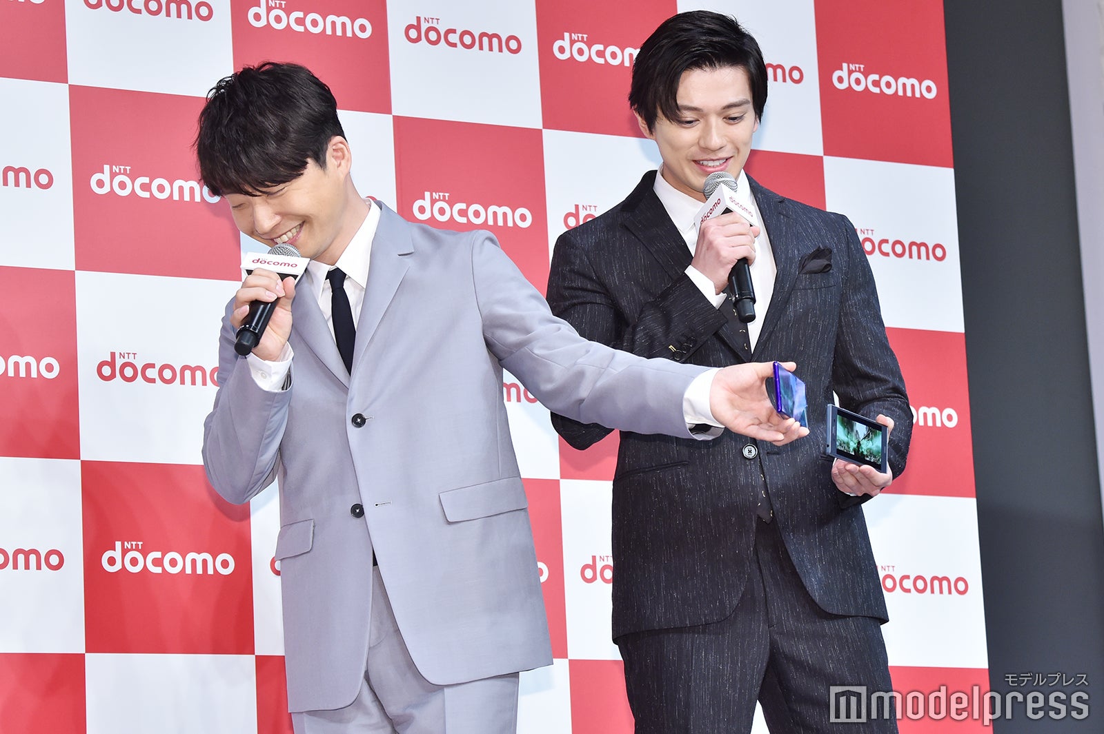 星野源、新田真剣佑 （C）モデルプレス