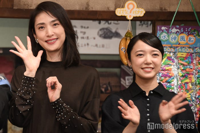 初共演で敵対する役を演じた天海祐希&上白石萌音(C)モデルプレス