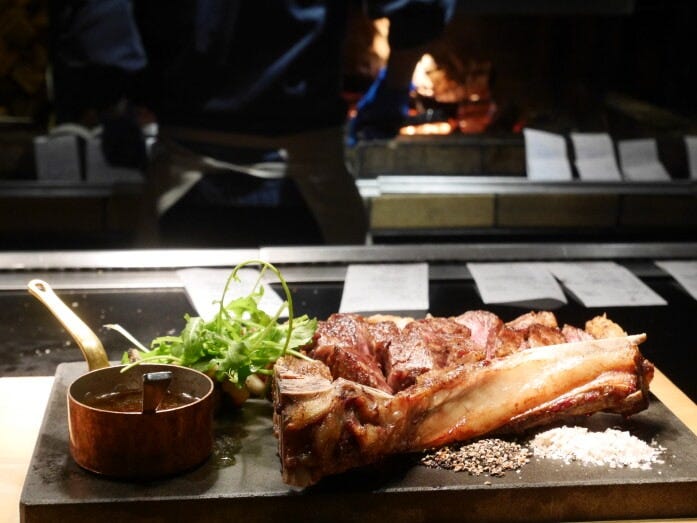 次々と料理ができ上がり運ばれてゆく。魚や朝食のベーコンなども薪で調理（ホテルインディゴ箱根強羅）