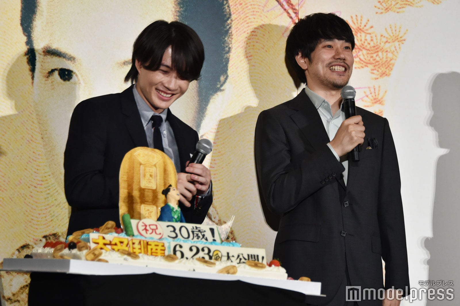 神木隆之介へサプライズで贈られた「大名倒産」モチーフのバースデーケーキを見たいのに“一点集中”チャレンジをしているため見れない松山ケンイチ（C）モデルプレス