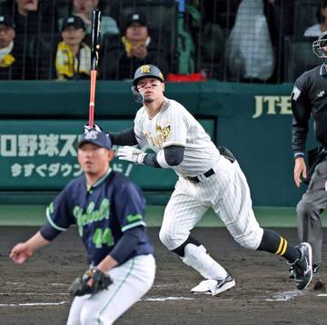 阪神・佐藤輝 森下とアベック弾で今季1号「またフェンス直撃かなと」 打率、打点、安打数、得点圏打率の4冠
