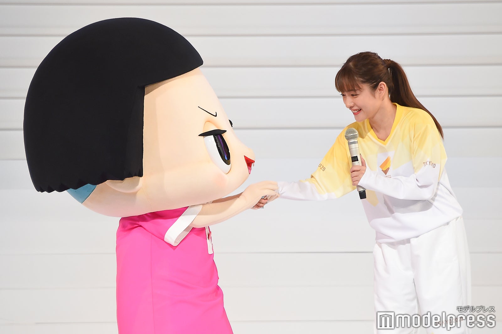 チコちゃんと手をつなぎながら答えを考える石原さとみ （C）モデルプレス