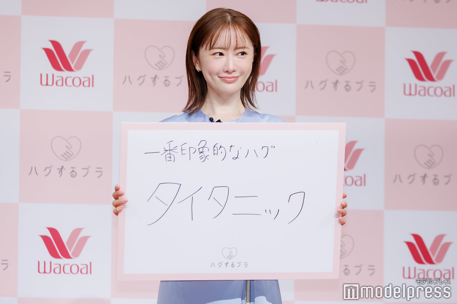 思い出のハグを説明する松本まりか（C）モデルプレス