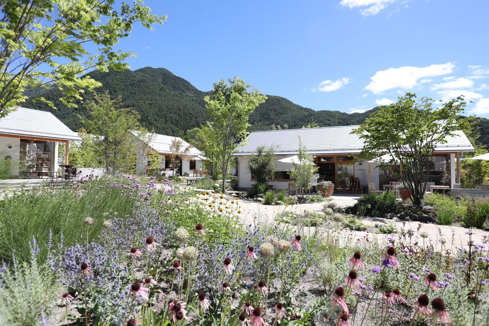 色とりどりの草花が咲くのどかな雰囲気の中で飲食＆ショッピング（提供画像）