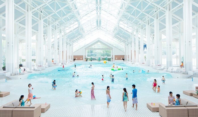 屋内のウエーブプール「ミナミナビーチ」