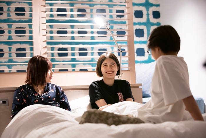 加藤乃愛、アリアナさくら、安斉星来「虹とオオカミには騙されない」第1話(C)AbemaTV, Inc.