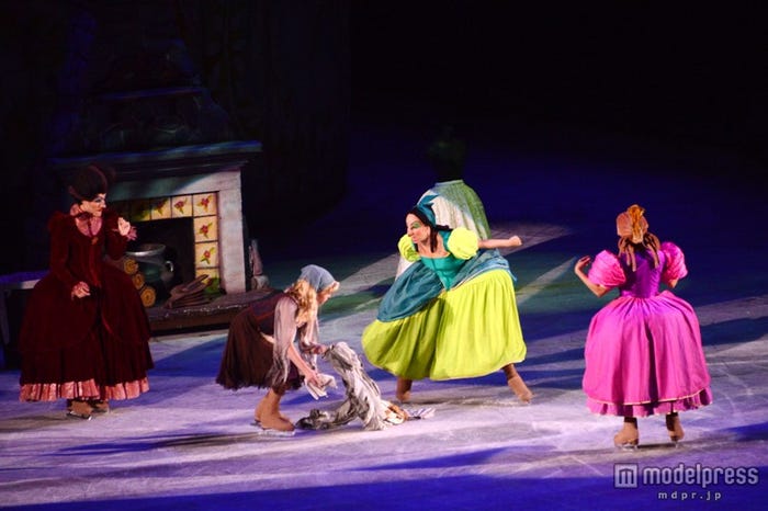 「ディズニー・オン・アイス」掃除を押し付けられるシンデレラ