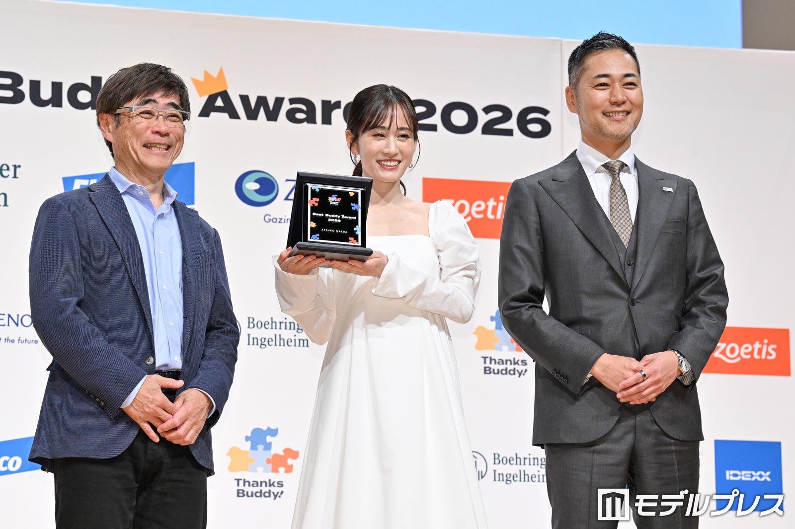 小林元郎氏、前田敦子、上野弘道氏（C）モデルプレス