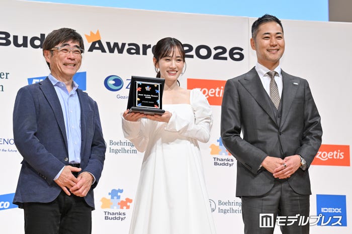 小林元郎氏、前田敦子、上野弘道氏(C)モデルプレス