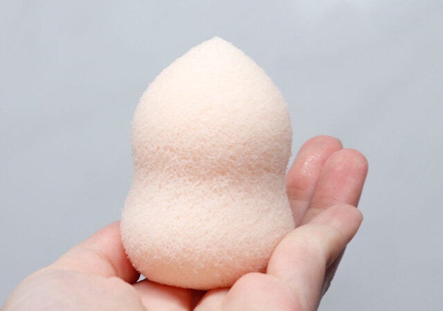 ダイソー　3D洗顔パフ（ホイップ型、専用ケース付）　濡らす