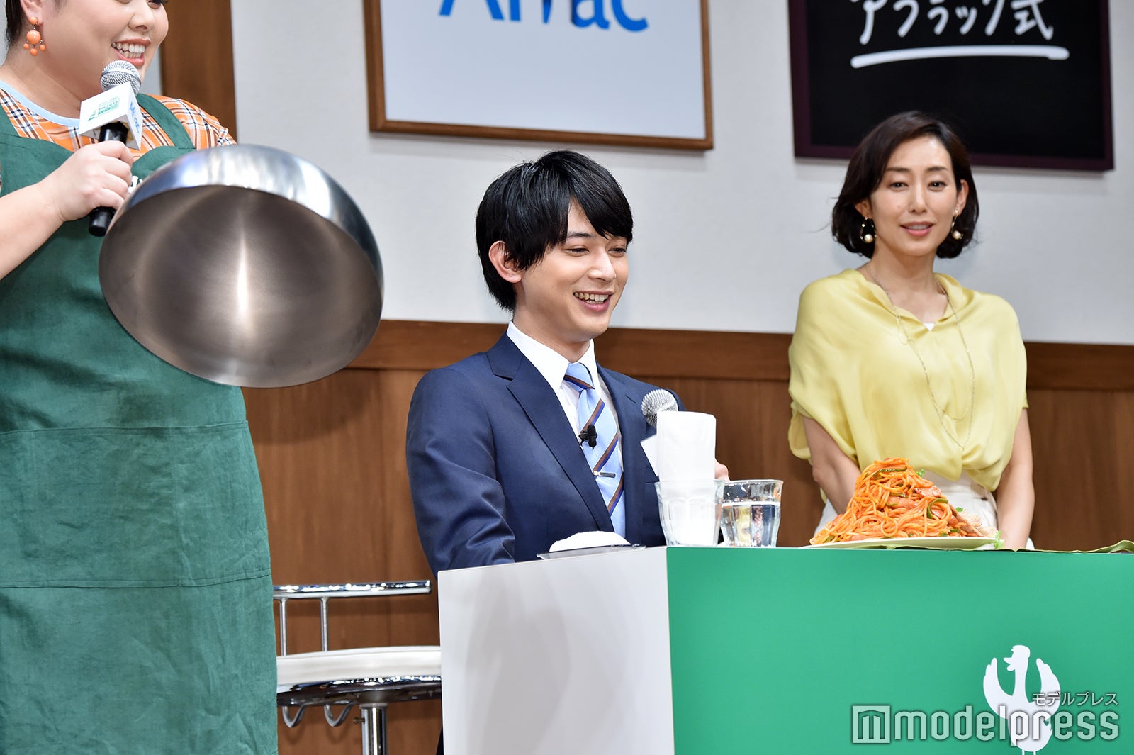 驚く吉沢亮 （C）モデルプレス