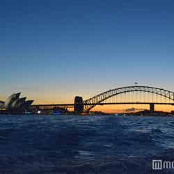 夕日が沈むタイミングでフェリーに乗ればこんな美しい景色が楽しめる(C)モデルプレス