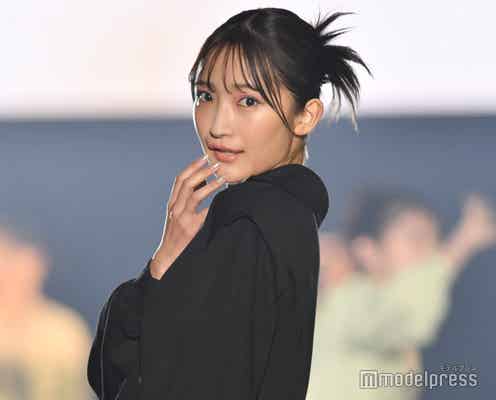 Girls2小川桜花“トレンド感満載”白黒コーデで存在感放つ<TGC しずおか>