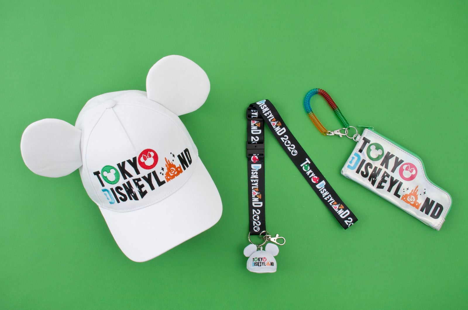キャップ 2900円／ネックストラップ 1600円／パスケース 1700円 （C）Disney