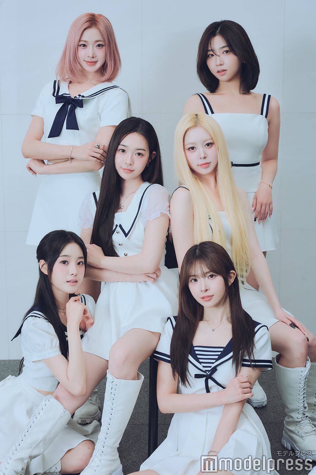 tripleS(左から時計回り)ニエン、ソヒョン、ヘリン、コトネ、ジヨン、スミン、(C)モデルプレス