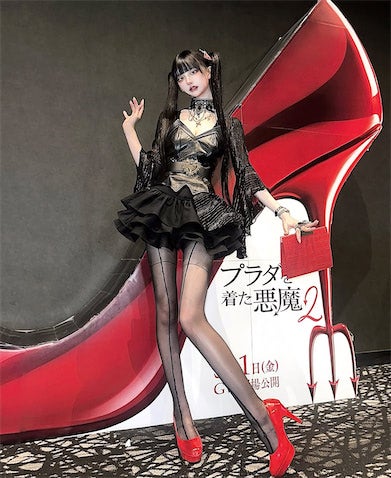 コスプレイヤー・高嶺ヒナ、真っ赤なパンプスを履きこなす『プラダを着た悪魔』コーデが「美脚すぎます」
