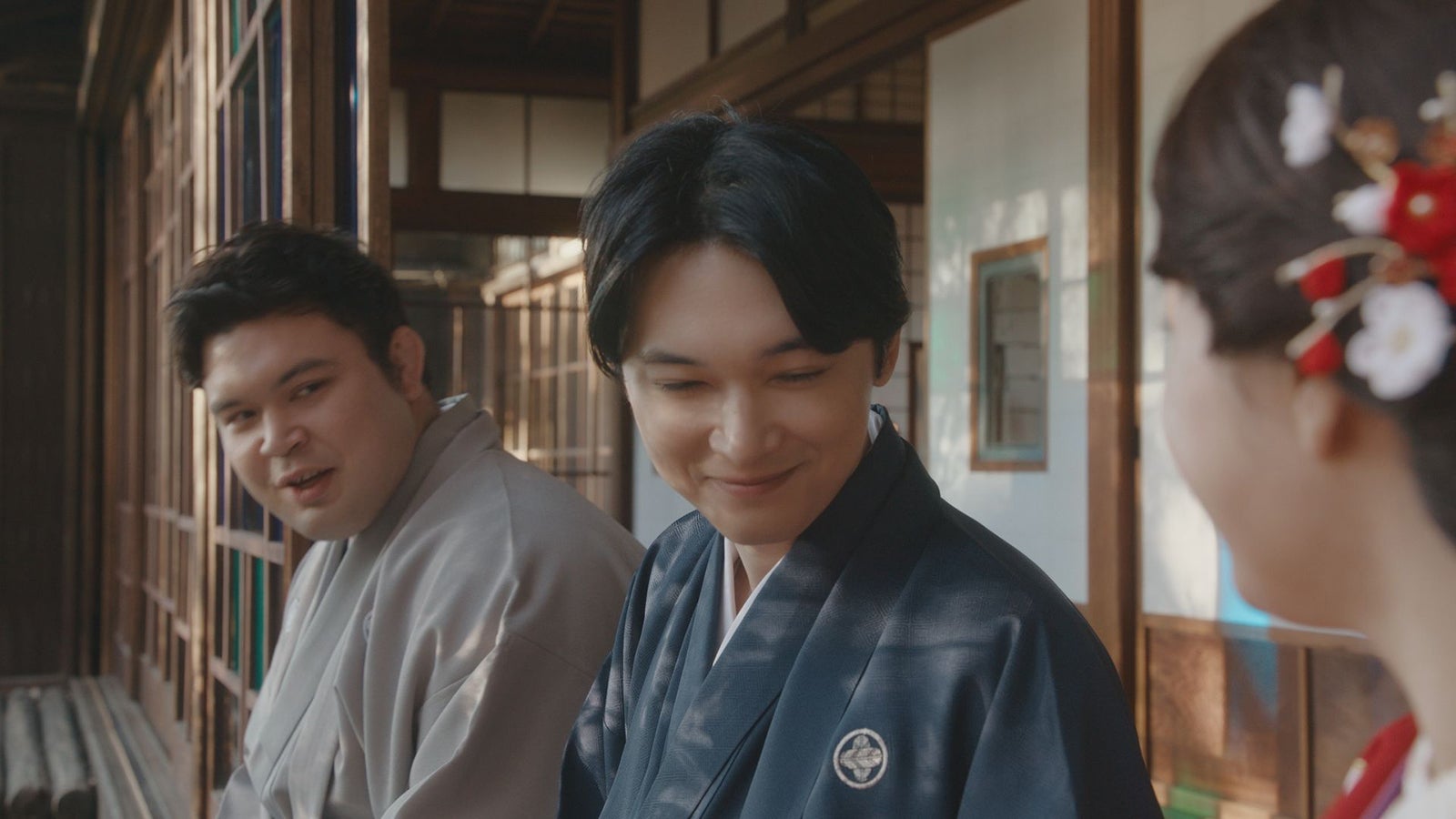 ウルフ・アロン、吉沢亮、広瀬すず／「お正月を写そう 2022 チェキ・エモい写真」篇より（提供写真）