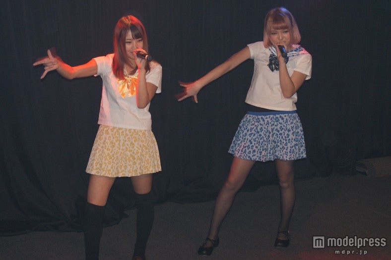 ライブイベント中の坂井樹乃、江崎ななほ