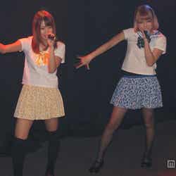 ライブイベント中の坂井樹乃、江崎ななほ