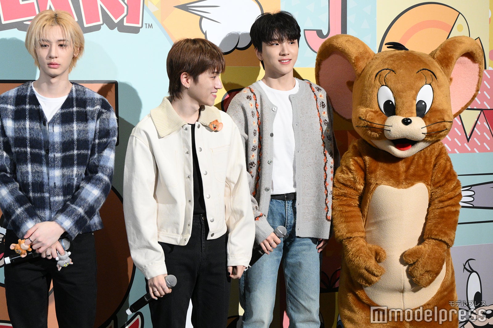 LEEHAN（イハン）、ジェリーを見つめるRIWOO（リウ）、WOONHAK（ウナク）（C）モデルプレス