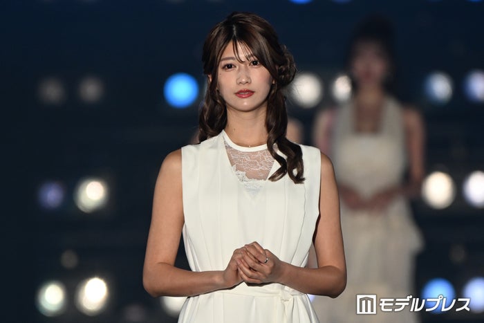 ABEMA瀧山あかねアナ、膝上ミニワンピコーデ披露「理想の脚」「大人っぽい」と反響