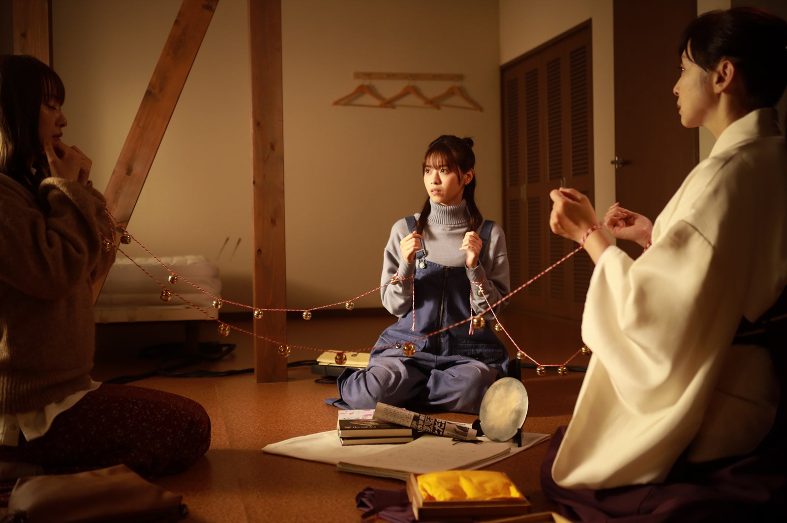 内田理央、西野七瀬、斉藤由貴／「言霊荘」第9話より（C）テレビ朝日