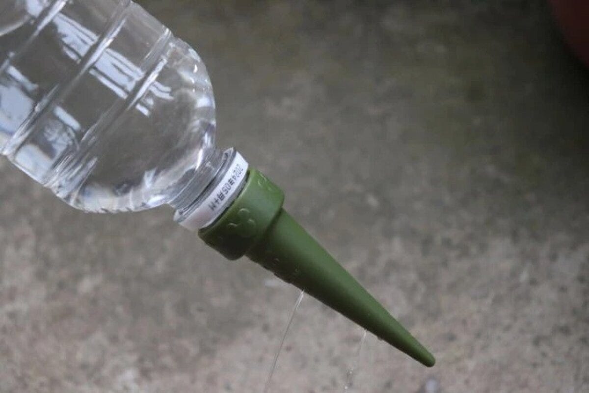 ペットボトルに装着された給水キャップから水が滴る