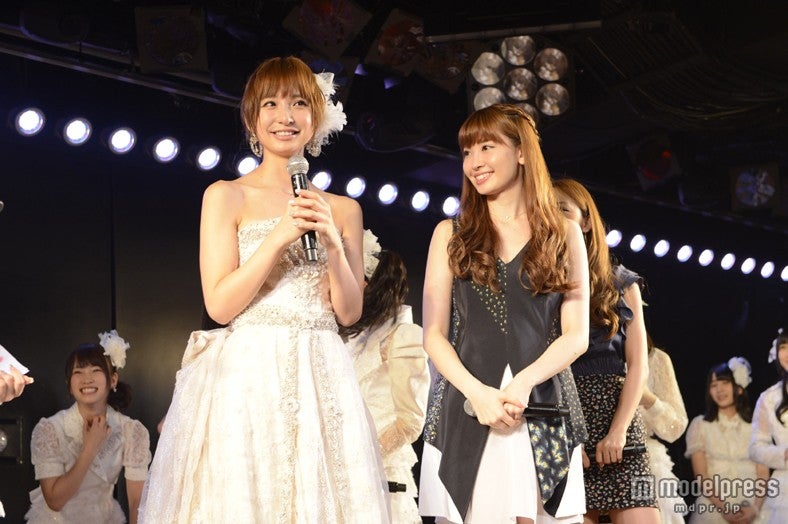 （左から）篠田麻里子、小嶋陽菜（C）AKS