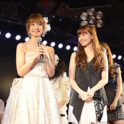 (左から)篠田麻里子、小嶋陽菜(C)AKS