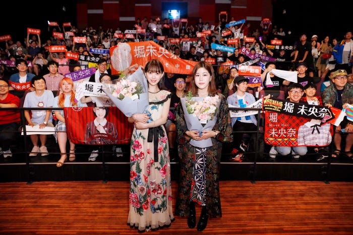 堀未央奈、山戸結希監督(C)相原実貴・小学館/2019「ホットギミック」製作委員会