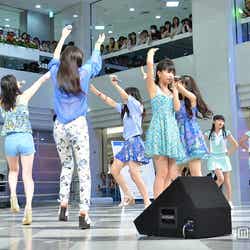 ライブパフォーマンスをするJuice=Juice