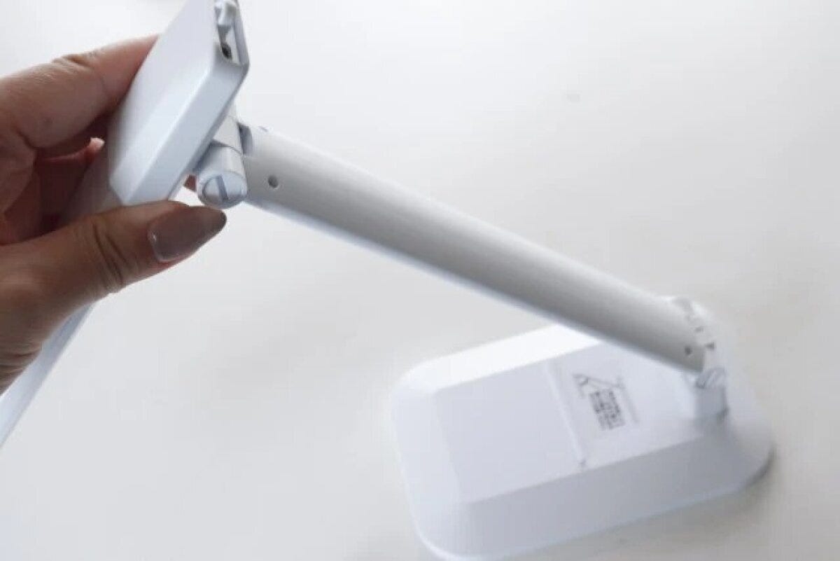 ダイソーのコンパクトになるデスクライト-USB／乾電池