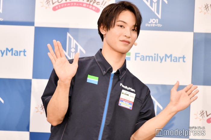 ファミッペに手をふる與那城奨 (C)モデルプレス