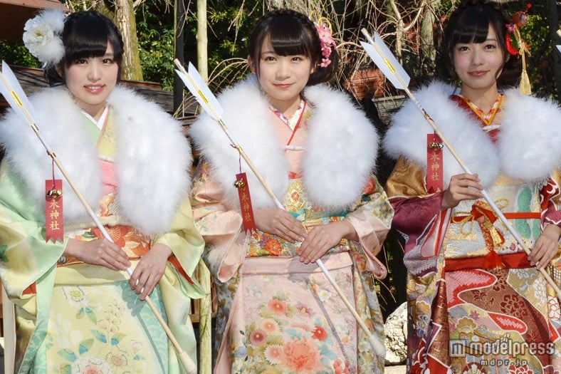 【左から】伊藤かりん、秋元真夏、斉藤優里