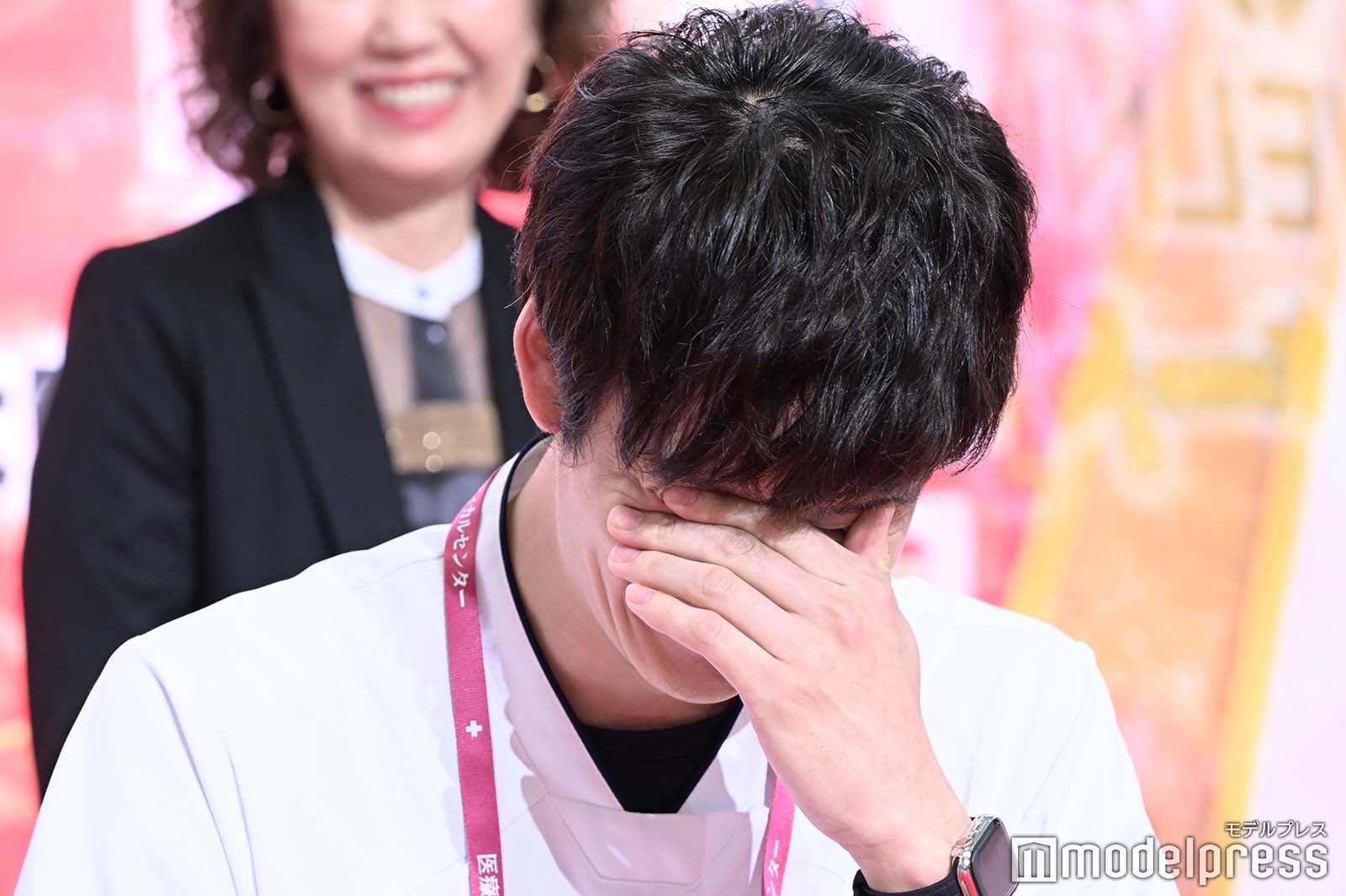 自分の勘違いに気付き恥ずかしそうに抱え込む岡田将生（C）モデルプレス