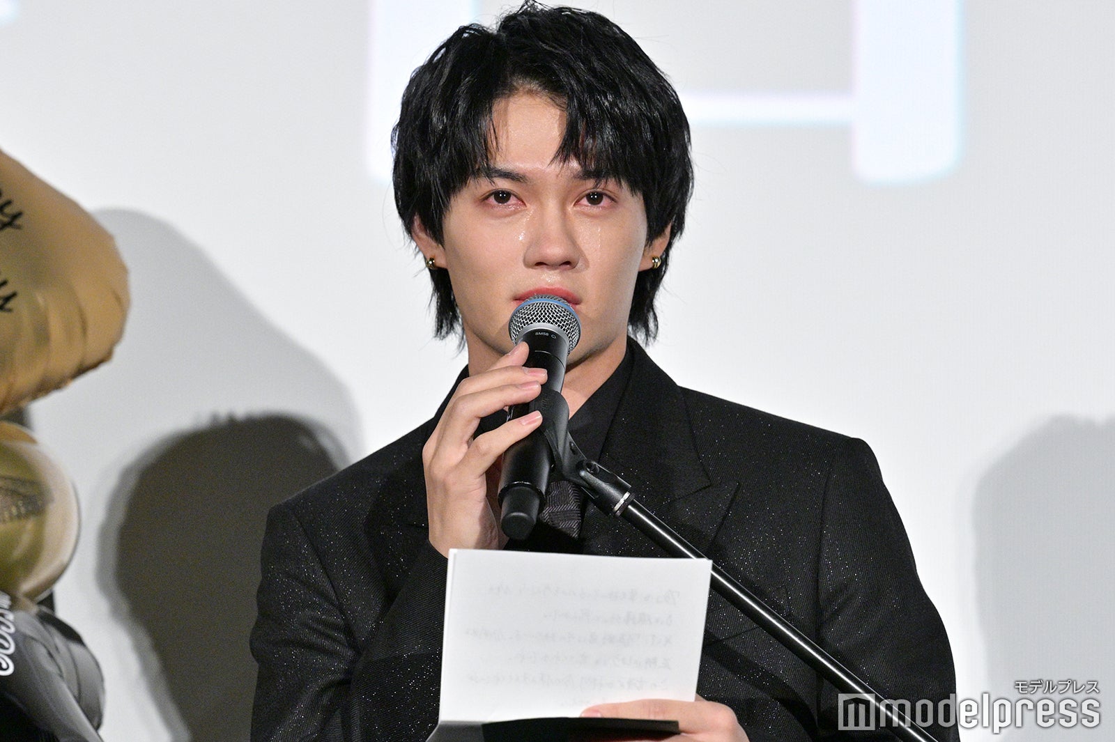 号泣した佐野勇斗（C）モデルプレス
