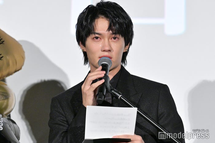 号泣した佐野勇斗(C)モデルプレス