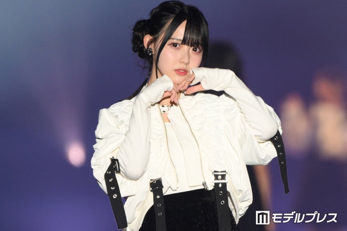 高嶺のなでしこ・松本ももな、モノトーンコーデで登場 キュートな決め顔も【TGC熊本2024】