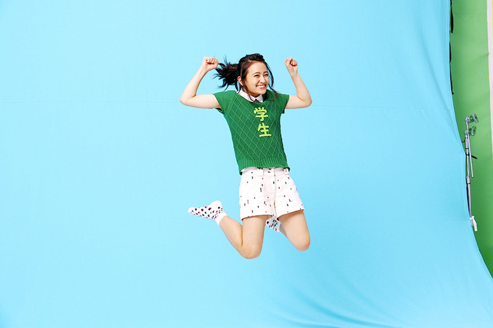 岡田結実、目を閉じてダンス　フレーム超えのジャンプも披露