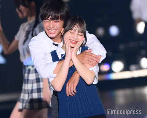 「今日好き」“りょうめい”曽根凌輔&天宮芽唯カップル、バックハグで密着 手つなぎランウェイ披露【関コレ2025A/W】