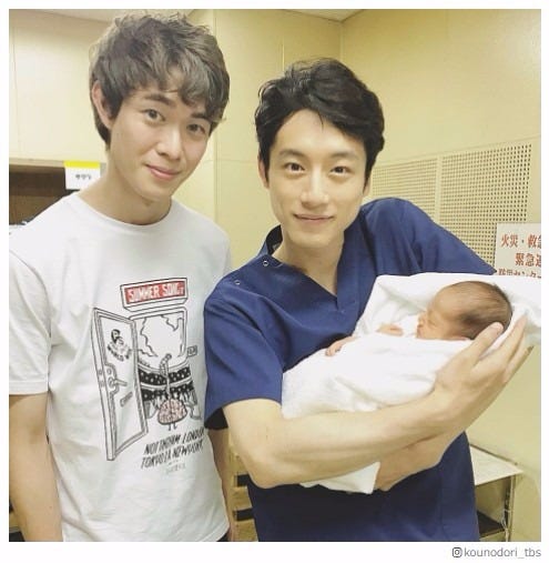 坂口健太郎 宮沢氷魚 先輩後輩 塩顔イケメンに癒される コウノドリ オフショットにファン悶絶 モデルプレス 坂口健太郎 宮沢氷魚 先輩後輩 塩顔イケメンに癒される コウノドリ オフショットにファン悶絶 モデルプレス